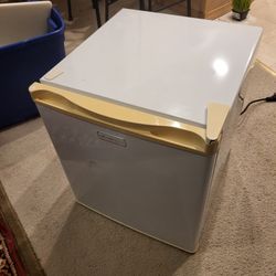 Cube mini-fridge/tiny freezer