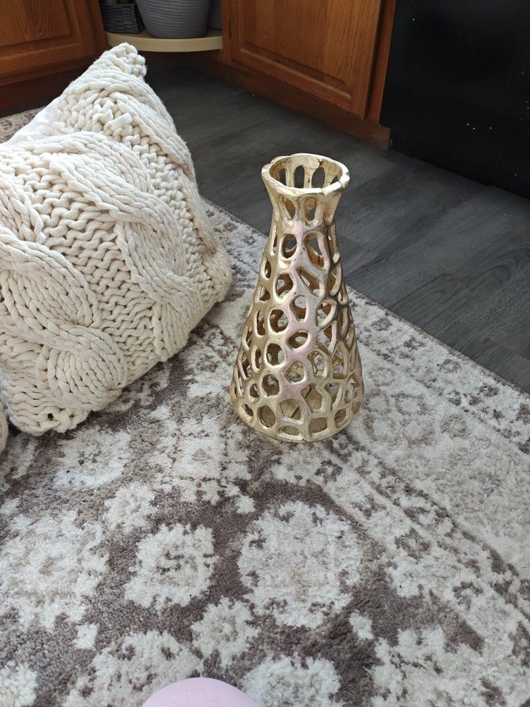 Gorgeous Metallic Gold Decorative Vase Beautiful Centerpiece To Your Dining Table Bra D New With Tags 20 Bucks 