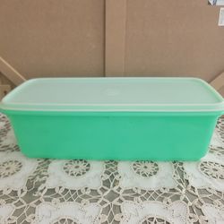 VINTAGE TUPPERWARE BREAD BOX IN EXCELLENT CONDITION