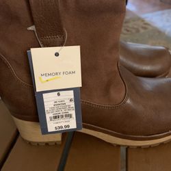 Women’s Boots (Size 6) Memory Foam ( NEW)