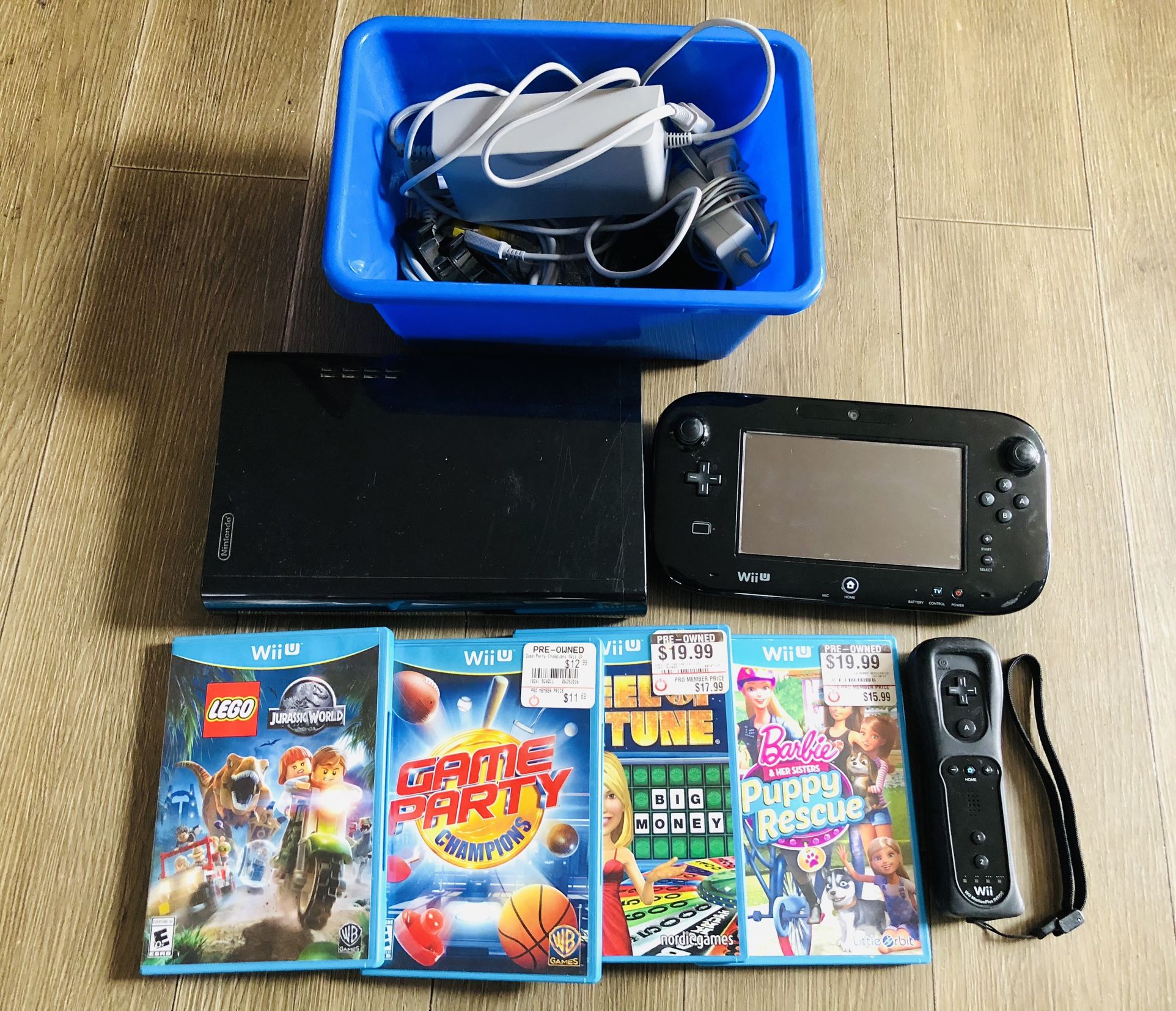 Nintendo Wii U Gaming System 32GB Console + Gamepad, with Games
