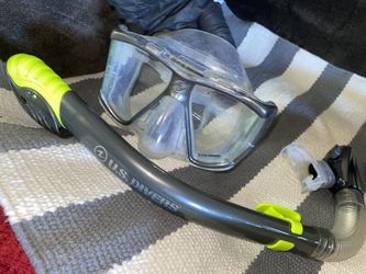 2 pairs of Divers gear from USA Divers
