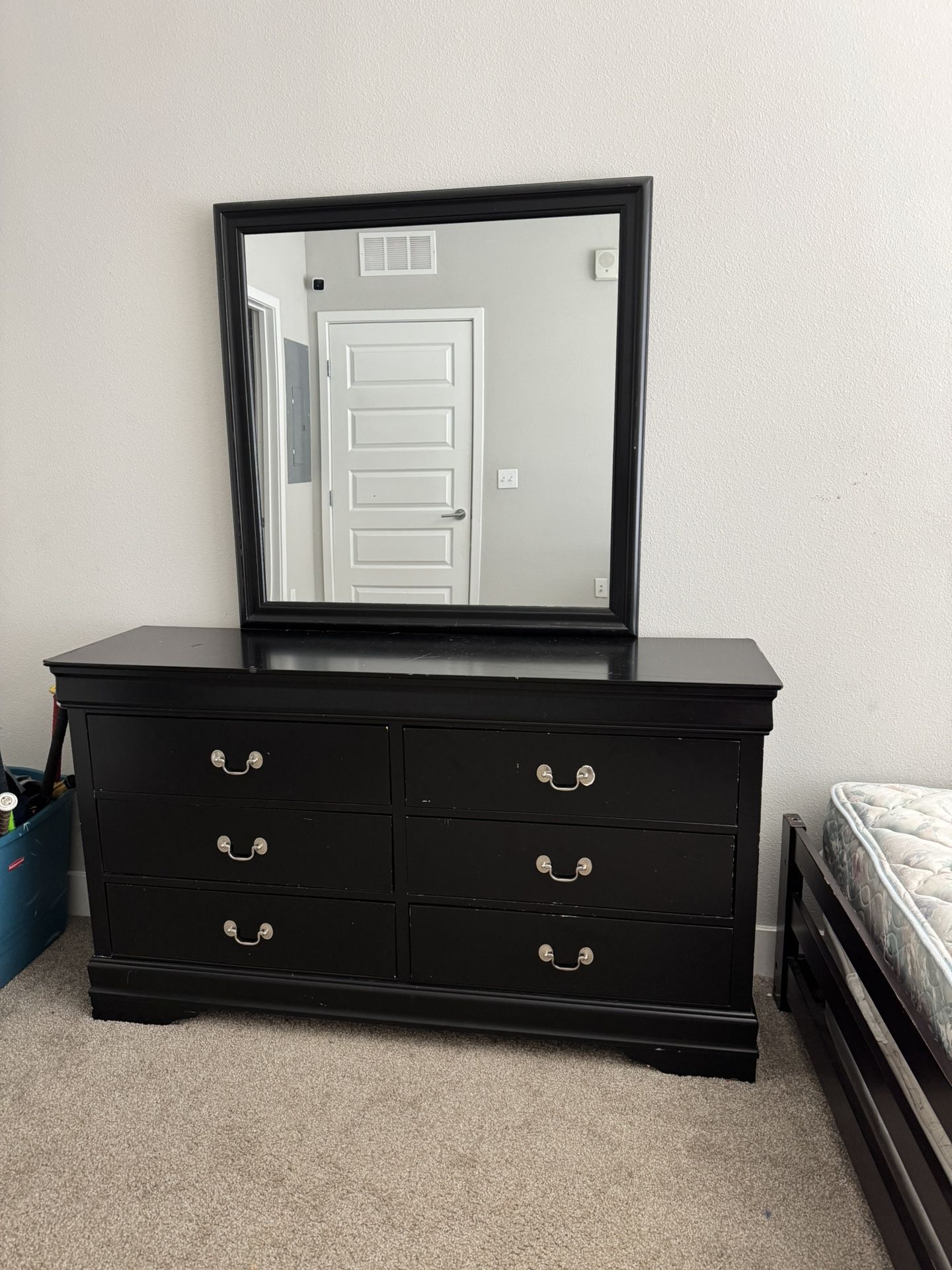 Dresser With Mirror