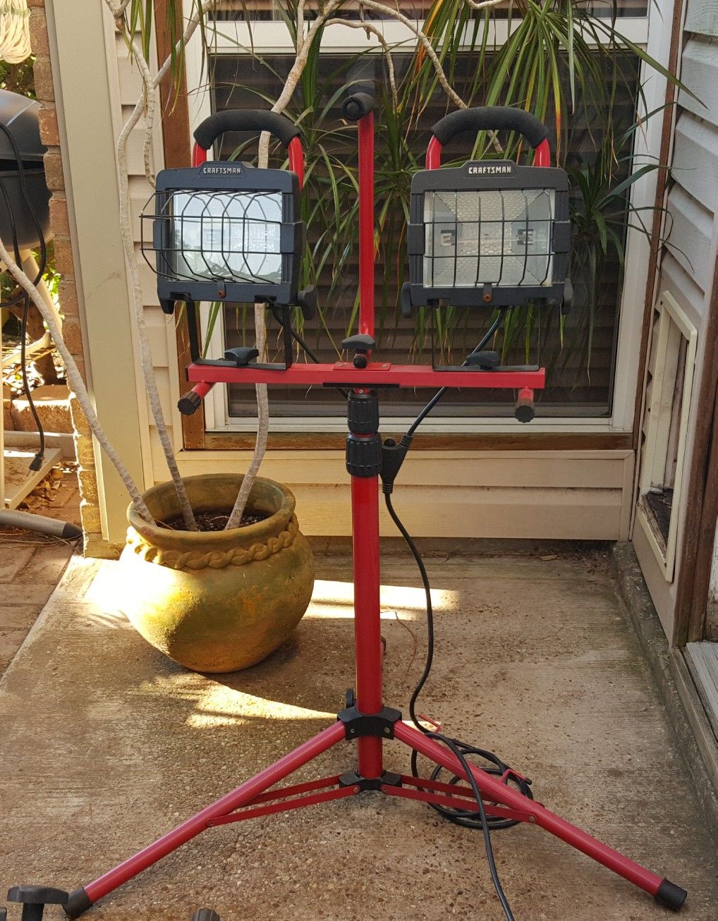Heavy duty Craftsman telescoping tripod work light stand 72 in model