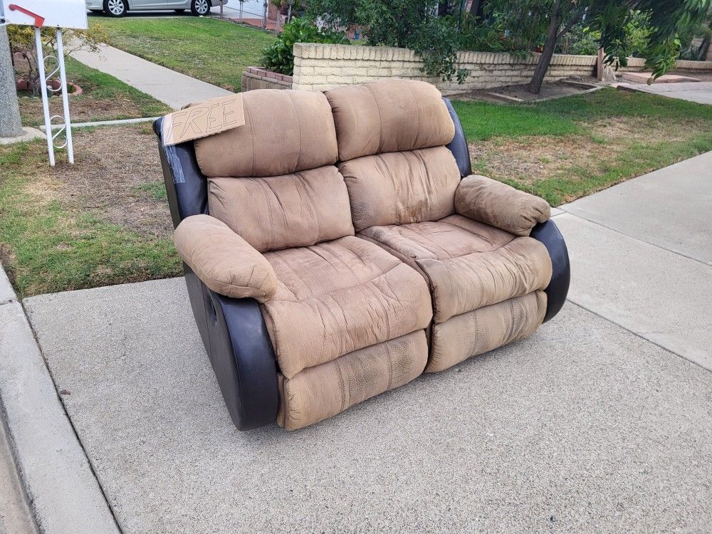 Curb alert - Free Loveseat Recliner