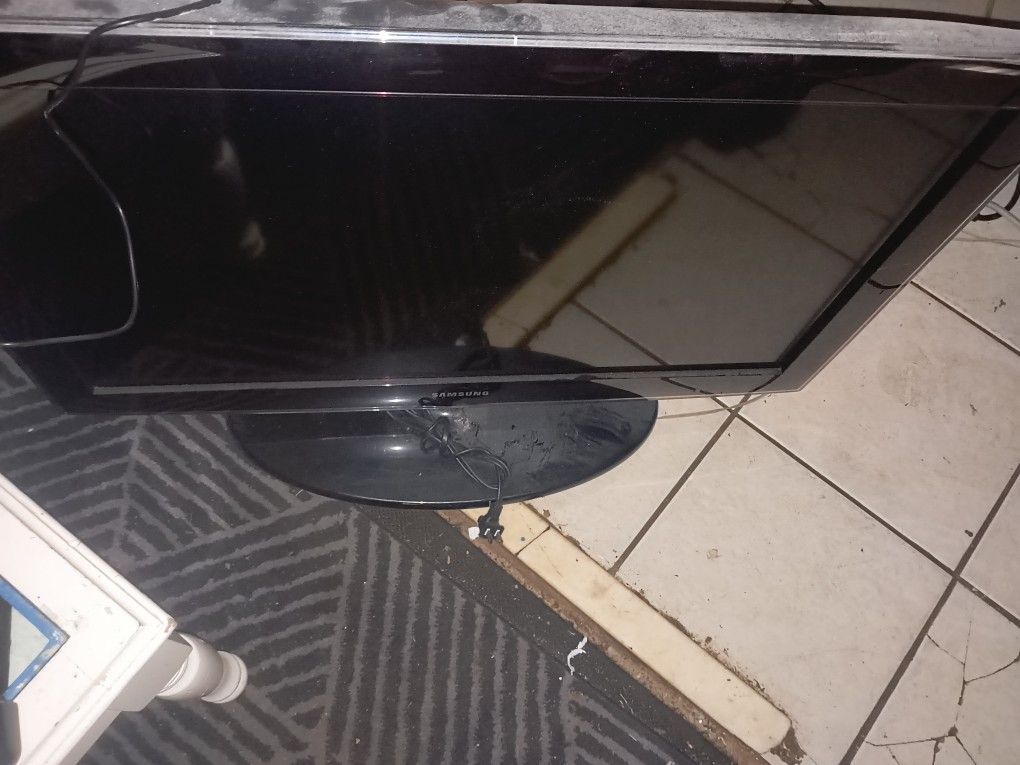 32inch Flat Screen Not Smart. With Remote