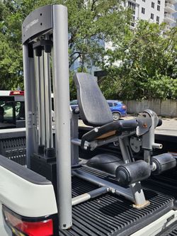 USED Life Fitness Leg Extension. 
Zip 33130 or Delivery for extra

This USED Life Fitness Leg Extension offers an effective quadriceps workout.

The c