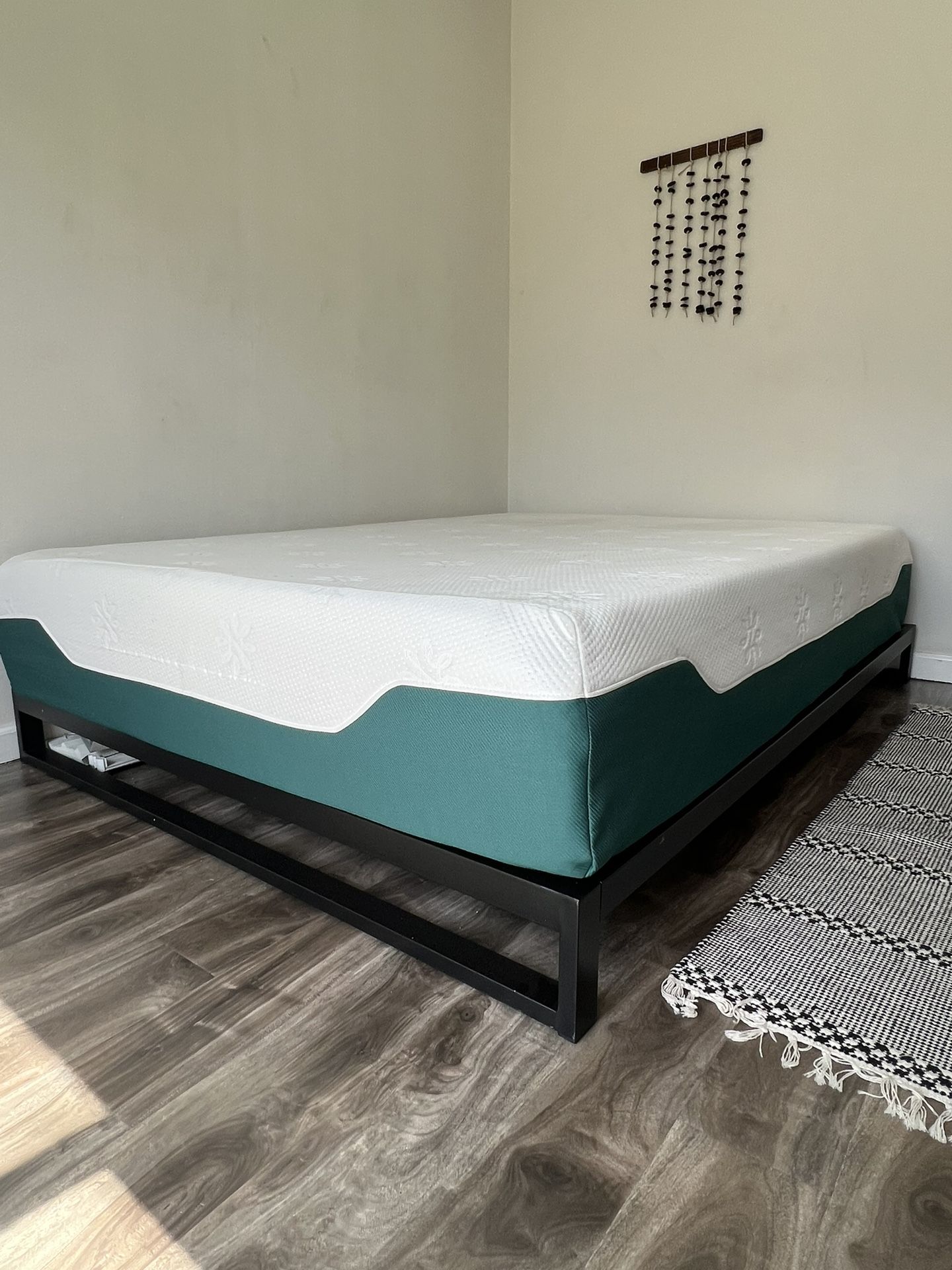 Zinus Hybrid Mattress & Low Profile Frame (Queen)