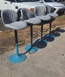 4 Counter and Bar Stools