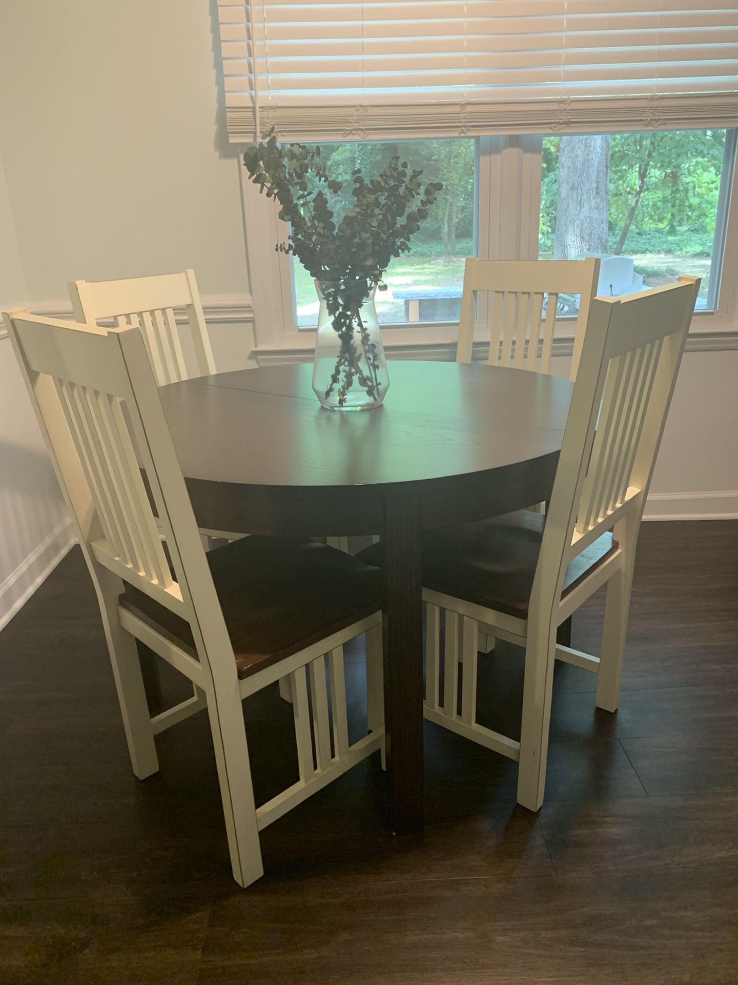 Extendable kitchen table and four chairs