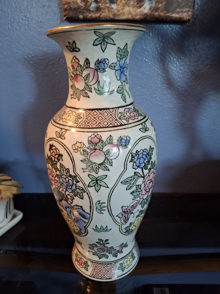 Super Cute Decorative Vase GOOD CONDITION BUT IT HAS A SCRATCHE ON THE BACK SHOWN IN PICTURES