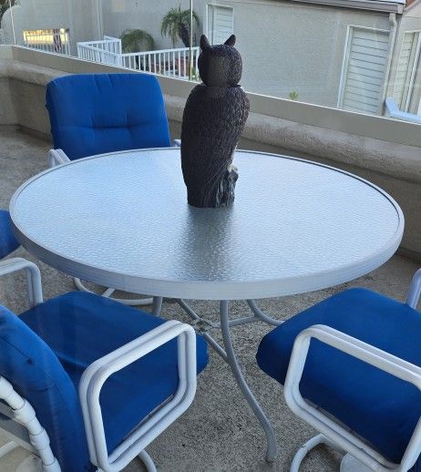 Beauriful Patio table and chairs 40" D