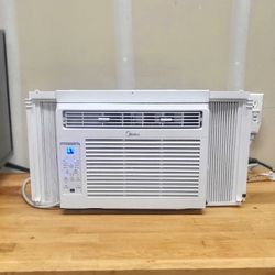 Midea Window Air Conditioner - 5000 BTU - Gently Used