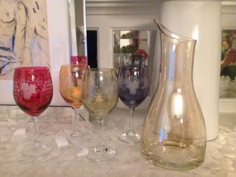 VINTAGE COLORED IRIDESCENT VASE AND GLASSES