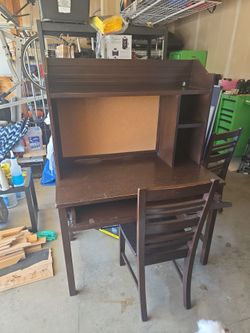 Kids craft deski with shelf, cork board and chair