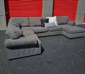 Free Delivery - Gray 3pc Sectional