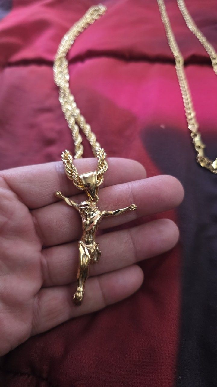 Used 14k solid gold Dimon cut rope chain and a 14k solid gold pendant