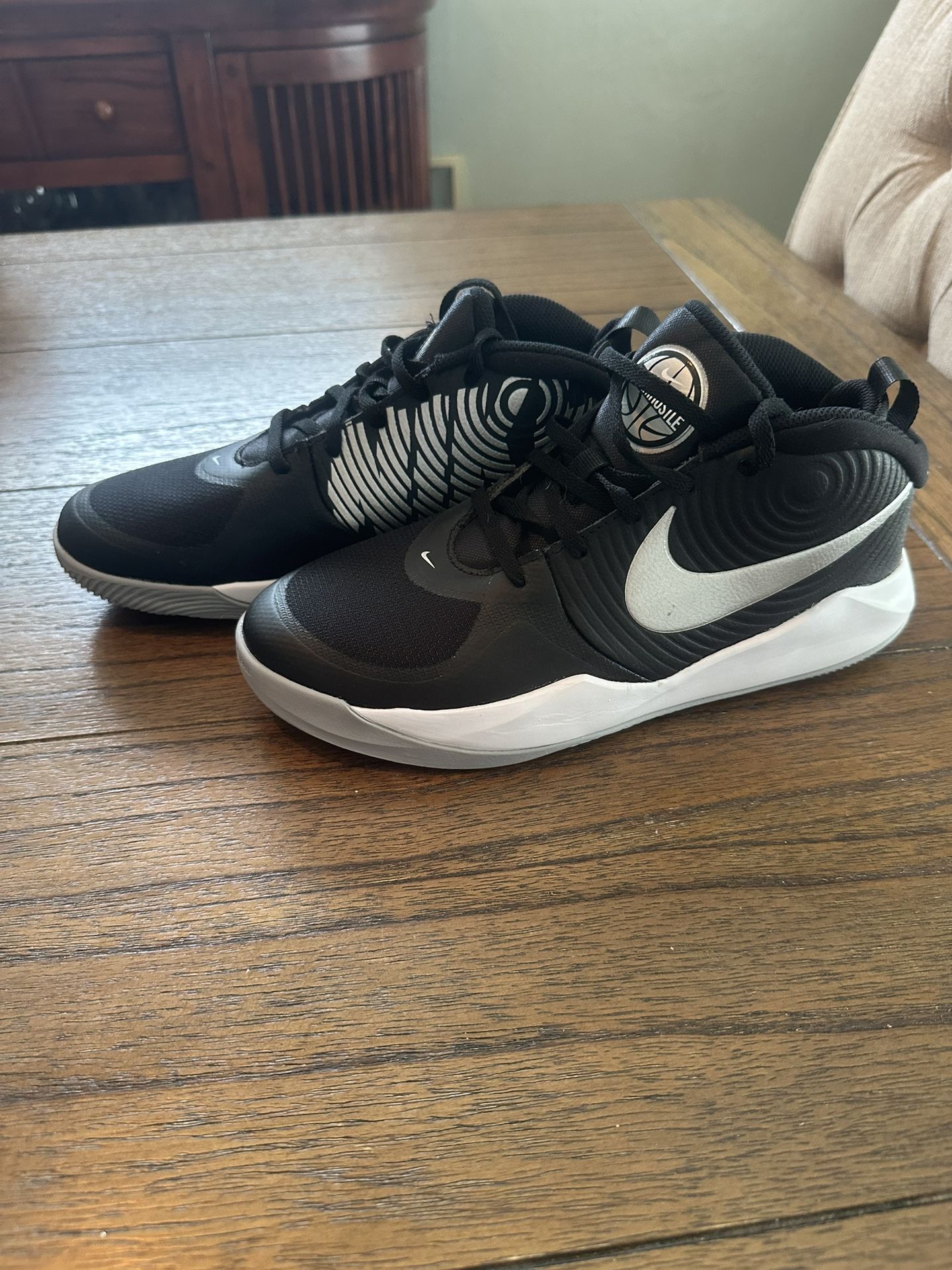 Never Worn Nike shoes - 7Y