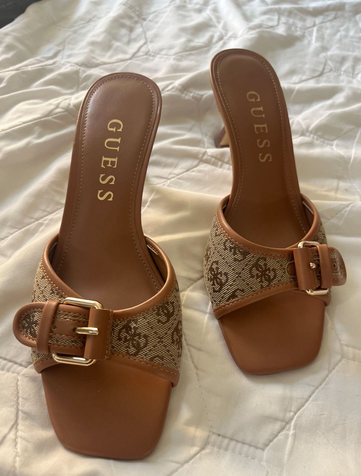 GUESS KITTEN HEELS 