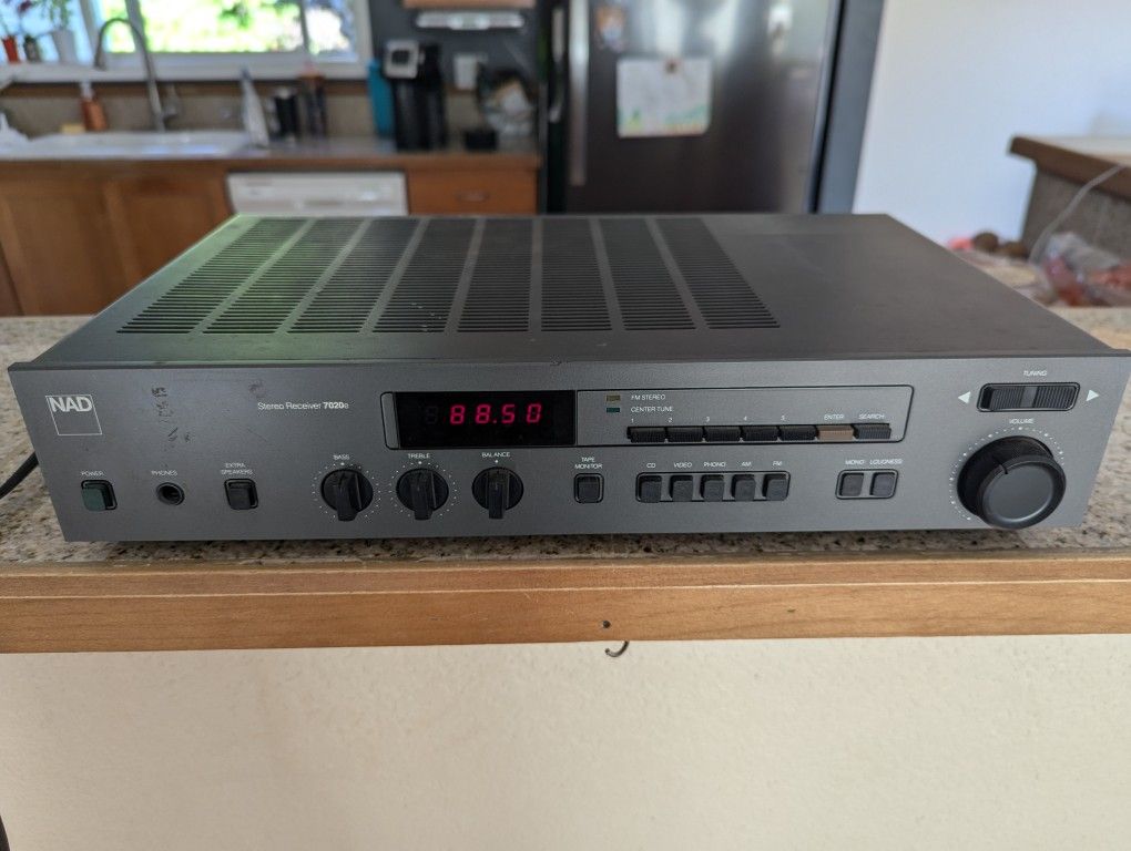 NAD 7020e Stereo RECEIVER