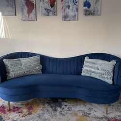Beautiful Couch In Brand New Condition