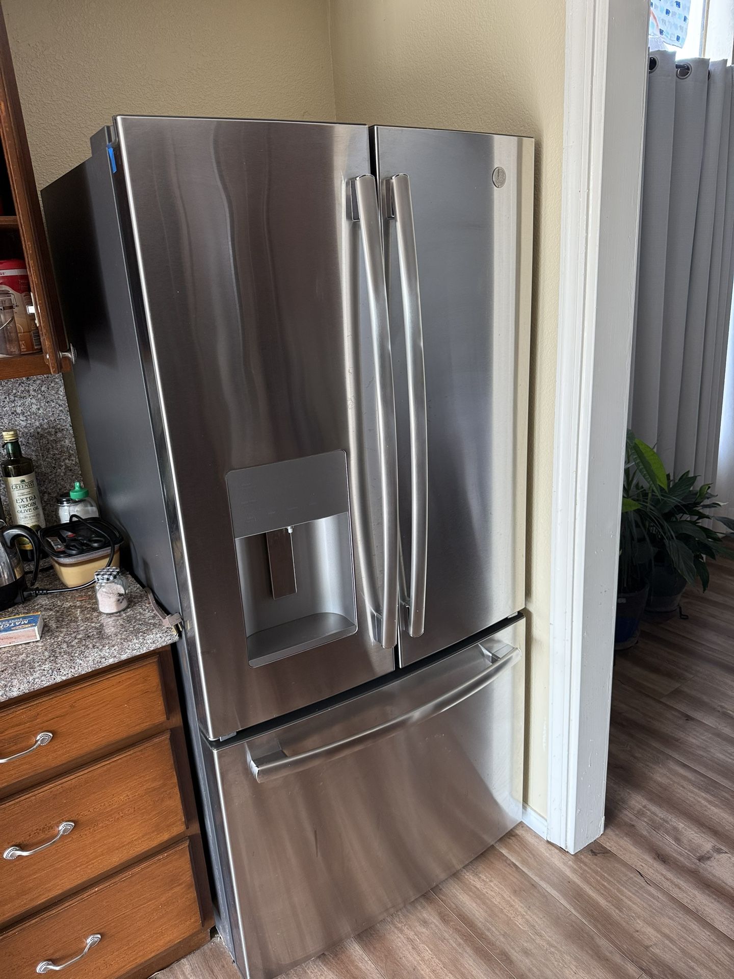 GE Refrigerator In Excelente Condition