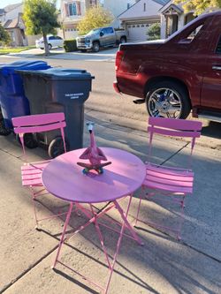 Pink metal table with 2 foldable chairs