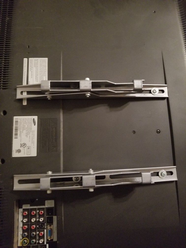 37 Inch Samsung LCD TV & Wall Mount