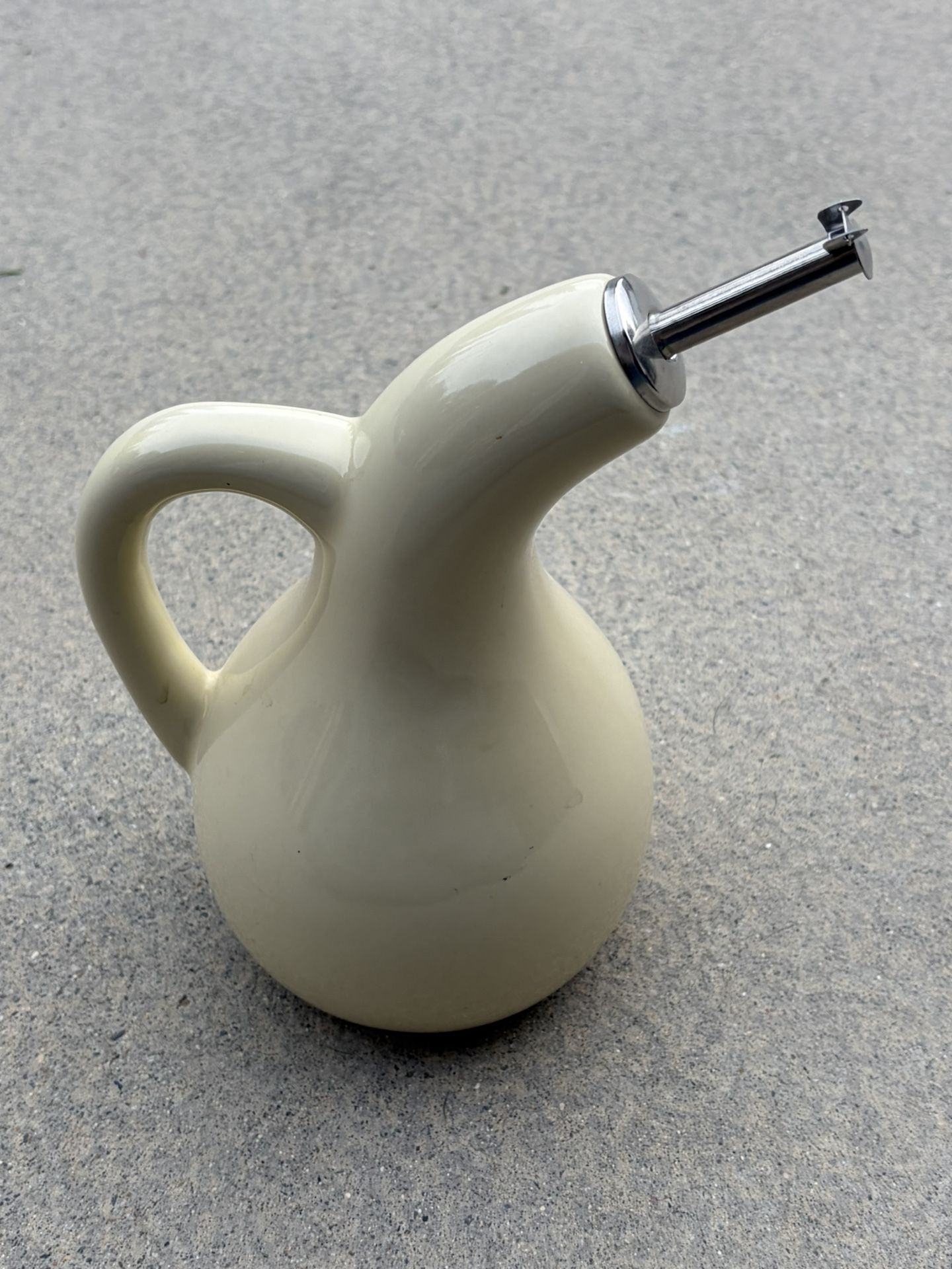 Off white oil dispenser 24oz