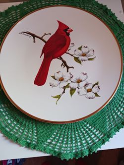 BRAND NEW RED CARDINAL SONGBIRD PLATE WITH GOLD TRIM
