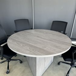 SUPER DEAL! Chairs And Round Table