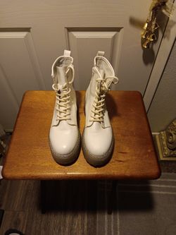 Steve madden girls white boots size nine
