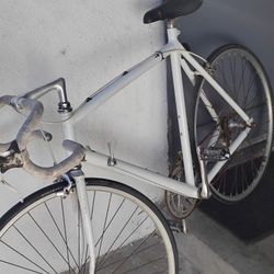 Bicicleta Canondale De Aluminio Está Ponchada 