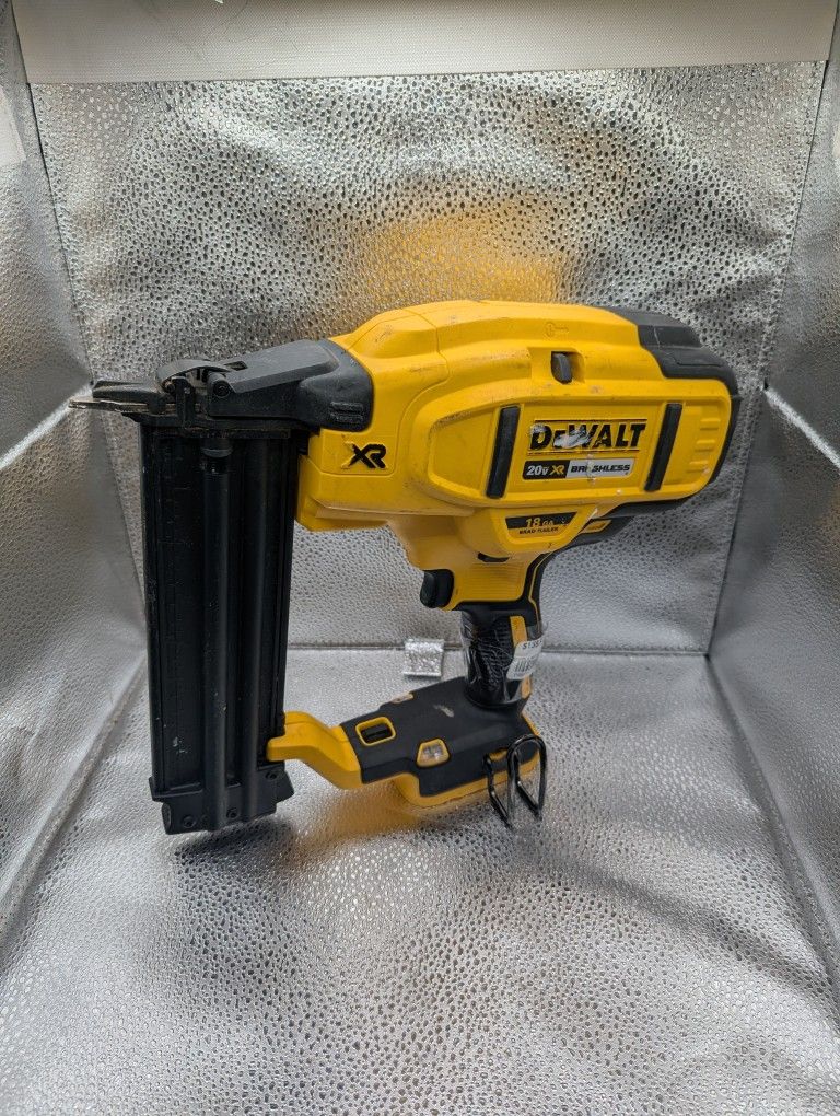 DEWALT M:DCN680 18 GAUGE NAILER