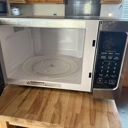 Toshiba Microwave- Like New 