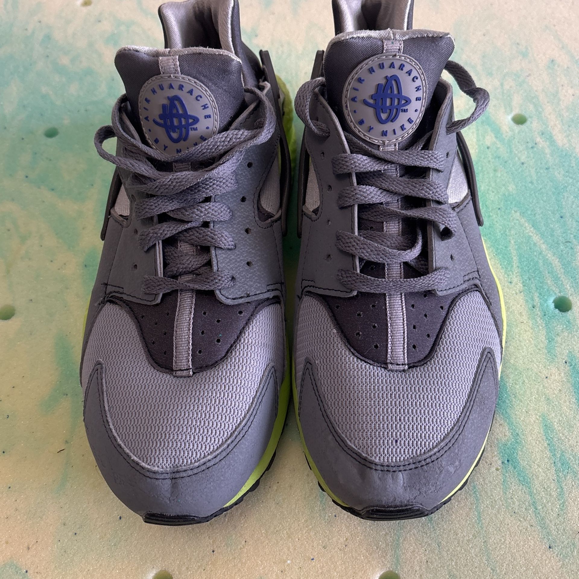 Air HURACHE Bu Nike Size 8.5 Man Cash Only