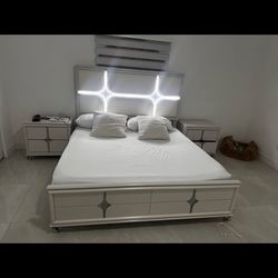 Olivia Bedroom Set Pearl White - Eastern King - 4 Piece
