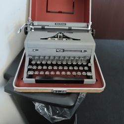 Royal Quite Deluxe Typewriter 