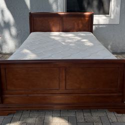 Queen size bed. In excellent condition, mattress and boxspring included. I can deliver for an additional cost.The price is $200. 