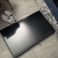 35” insignia TV