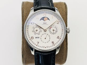 A classic business watch for boys