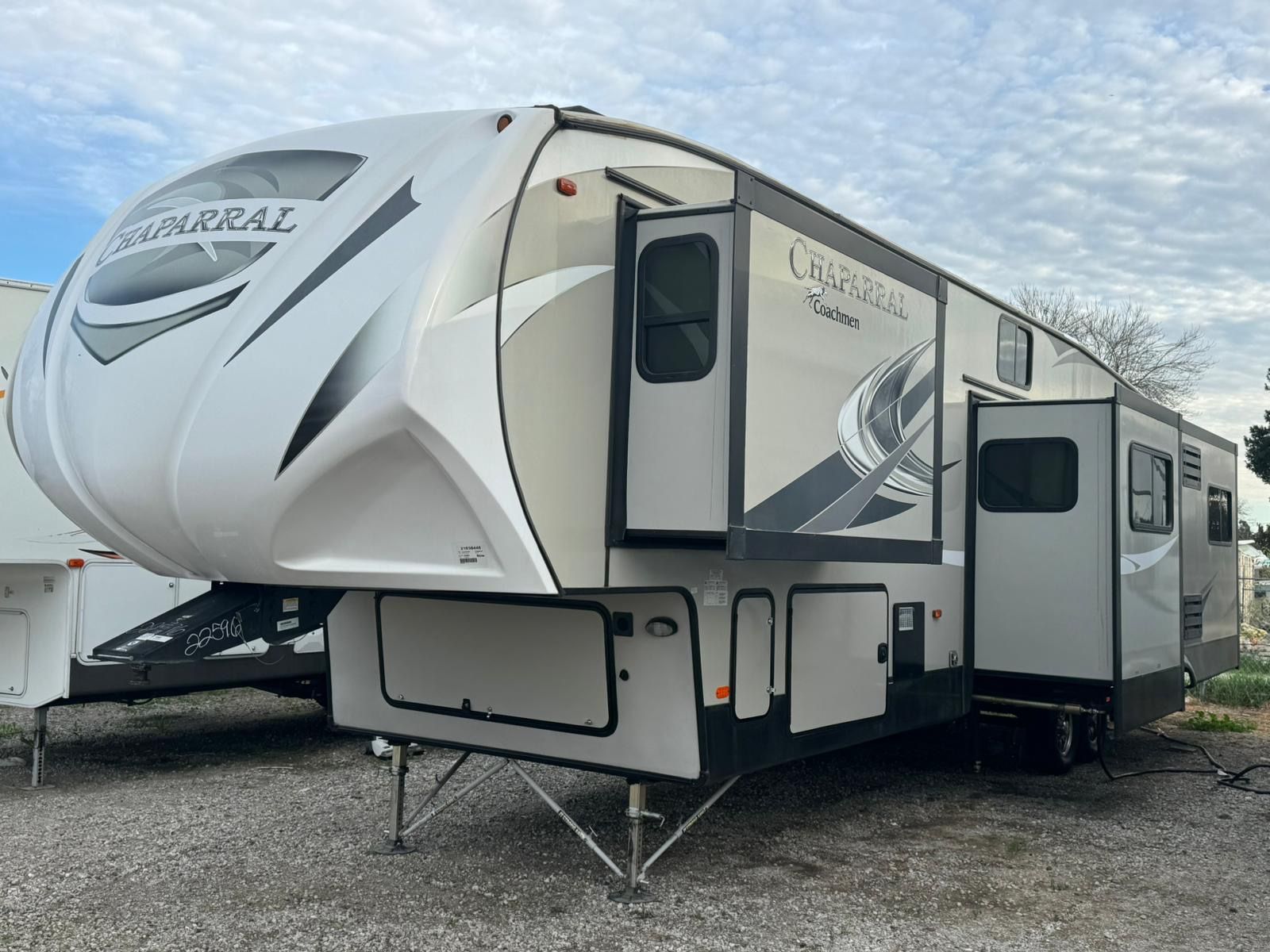 2020 Coachmen Chaparral Fifth Wheel/ Rv/ Travel Trailer for Sale in ...