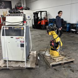 Lincoln robot arm, electric welder 
