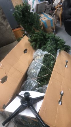 7 1/2 complete Christmas tree good condition like new