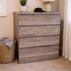 Small 4 drawer dresser in good working condition