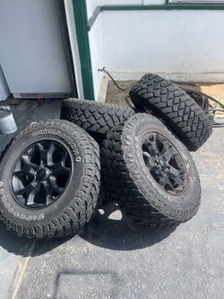 Jeep Wrangler Stock rims and tires