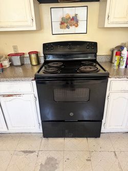 Black General Electric (Electric) Stove 30 in wide and 28 in deep