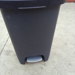 Large Kitchen Garbage Can W Lid And Foot Pedal To Open
