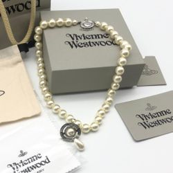Brand new Vivienne Westwood Pearl Bas Relief Choker in Silver