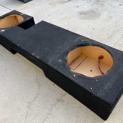 ($100 firm) 2-12s Sub box for a 2004 to 08 Ford Extended / crew cab sub box